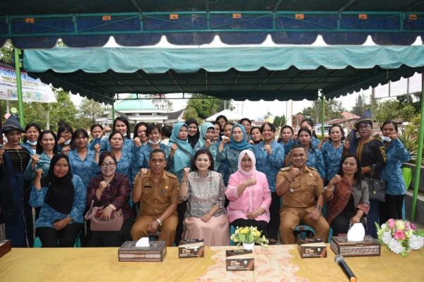  Kunjungan ke Dairi, Nawal Lubis Singgahi Kampung PKK di Sidikalang